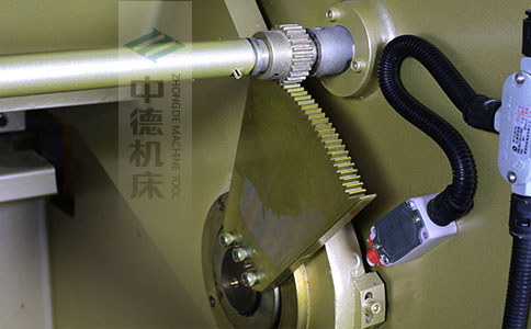 ZDS-450采用高精度刀片間隙調(diào)節(jié)齒輪，經(jīng)過淬火高硬度又耐磨，表面鍍鋅不生銹，長年累月使用依然有很高的調(diào)節(jié)精度.jpg