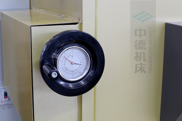 ZDG-640刀片間隙調(diào)節(jié)裝置，設置在機架前面，并有刻度顯示，調(diào)節(jié)方便.jpg