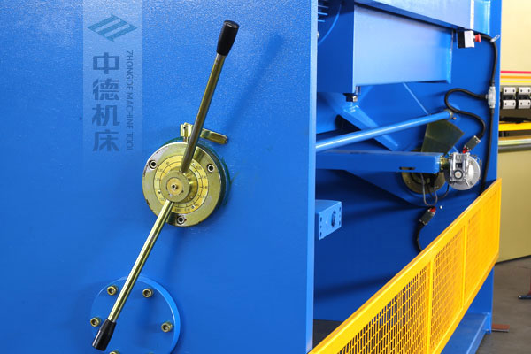ZDSK-1632剪板機刀片間隙手動調(diào)節(jié)器，刻度清淅，調(diào)節(jié)省力又簡便.jpg