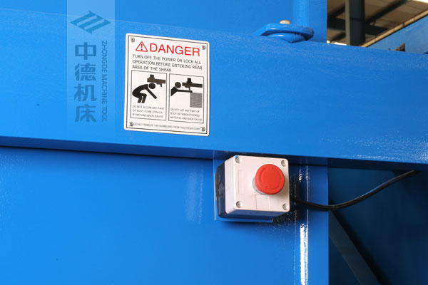 ZDSK-1632剪板機后部緊急停止按鈕，最大程度保障工人安全.jpg