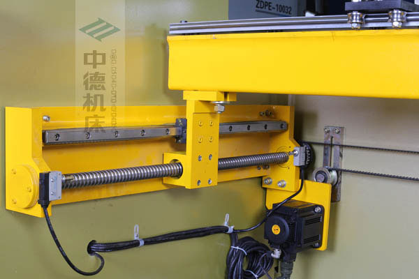 ZDPK-10032X軸配有滾珠絲桿及直線導軌，大功率伺服電機，鋼絲同步帶，能顯著提升X軸定位精度及速度