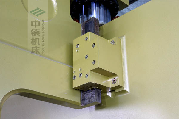 ZDP-20050加厚型滑塊導(dǎo)軌，強(qiáng)有力的保持滑塊間隙，有效減少工作時(shí)的抖動(dòng).jpg