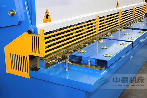 ZDS-2032剪板機進料口，安全防護，進料無阻，又能直接觀看到燈光對線的剪切位置.jpg
