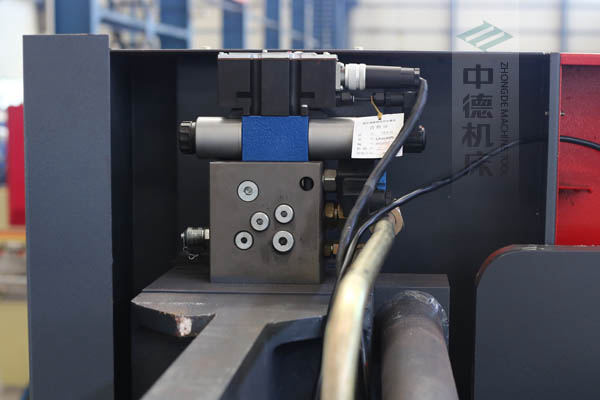 ZDPE8025采用進(jìn)口液壓系統(tǒng)，穩(wěn)定無(wú)故障，耐高溫高壓，持久工作精度高.jpg