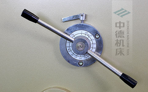 ZDS-640剪板機刀片間隙手動調(diào)節(jié)器，刻度清淅，調(diào)節(jié)省力又簡便.jpg