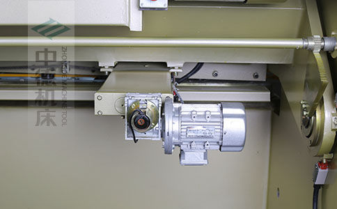 ZDS-640剪板機后檔料結(jié)構(gòu)，平行度高，并采用國內(nèi)一流品牌軸承，耐磨抗壓壽命長.jpg